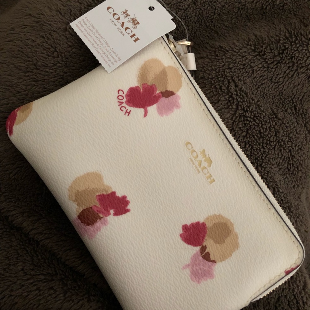 SALE!!! NWT Coach RARE beautiful wristlet!! - Picture 2 of 4